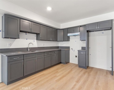 709 W 80th - Photo Thumbnail 15