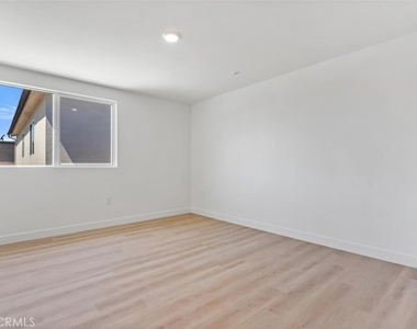709 W 80th - Photo Thumbnail 18