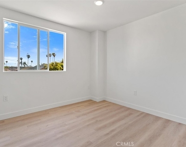 709 W 80th - Photo Thumbnail 24