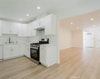 16404 Donmetz Street - Photo Thumbnail 12