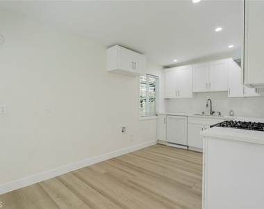 16404 Donmetz Street - Photo Thumbnail 6