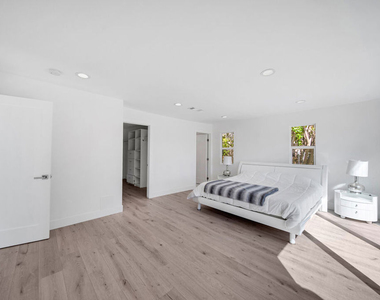 23500 Aetna Street - Photo Thumbnail 6
