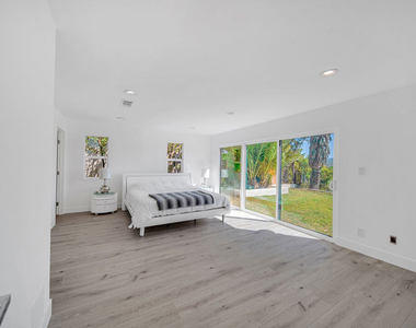 23500 Aetna Street - Photo Thumbnail 5