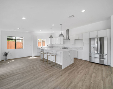 23500 Aetna Street - Photo Thumbnail 4