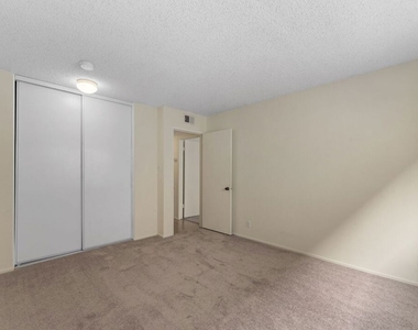 18555 Collins Street - Photo Thumbnail 7