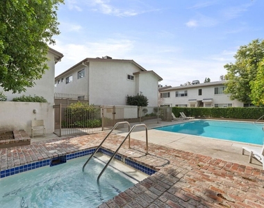 18555 Collins Street - Photo Thumbnail 17