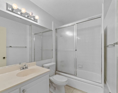 18555 Collins Street - Photo Thumbnail 8
