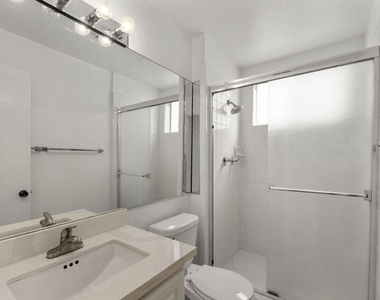 18555 Collins Street - Photo Thumbnail 11