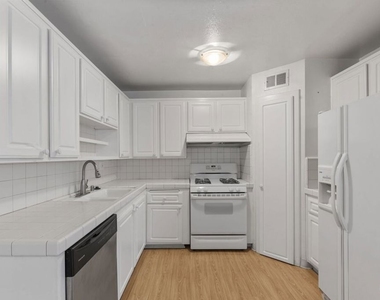 18555 Collins Street - Photo Thumbnail 5