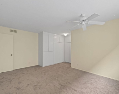18555 Collins Street - Photo Thumbnail 10