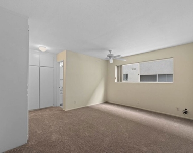 18555 Collins Street - Photo Thumbnail 9