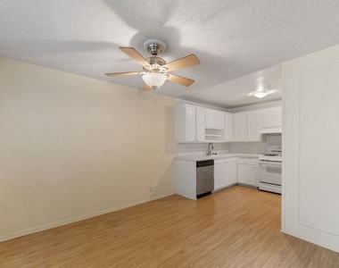 18555 Collins Street - Photo Thumbnail 4