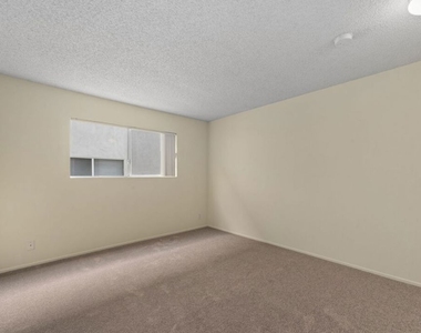 18555 Collins Street - Photo Thumbnail 6