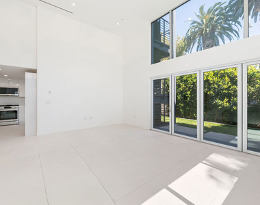 621 N Kings Road - Photo Thumbnail 6