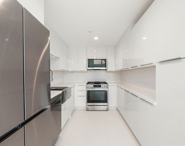 621 N Kings Road - Photo Thumbnail 4
