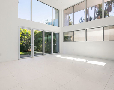 621 N Kings Road - Photo Thumbnail 5