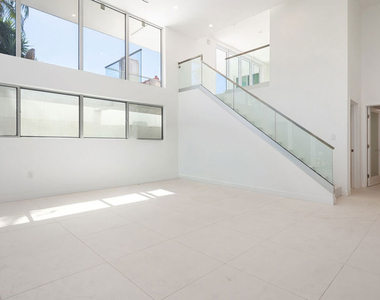 621 N Kings Road - Photo Thumbnail 1