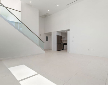 621 N Kings Road - Photo Thumbnail 3