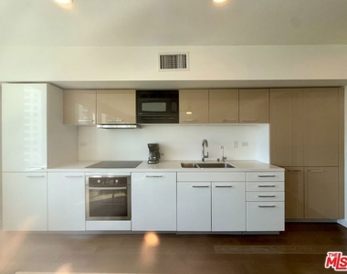 901 S Flower Street - Photo Thumbnail 12