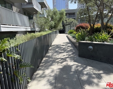 901 S Flower Street - Photo Thumbnail 30