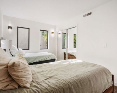 3601 Dixie Canyon Place - Photo Thumbnail 20