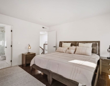 3601 Dixie Canyon Place - Photo Thumbnail 16