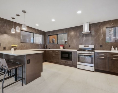 3601 Dixie Canyon Place - Photo Thumbnail 4