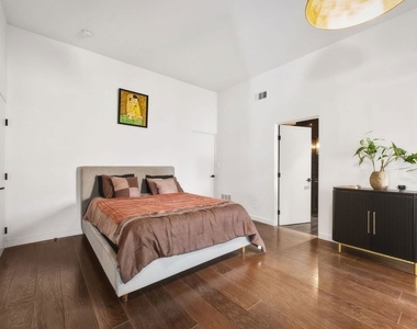 3601 Dixie Canyon Place - Photo Thumbnail 18