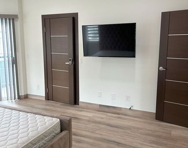 7916 Blackburn Avenue - Photo Thumbnail 14