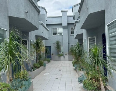 7916 Blackburn Avenue - Photo Thumbnail 2