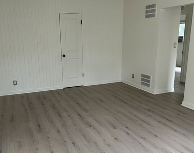 1128 S Oakhurst Drive - Photo Thumbnail 5