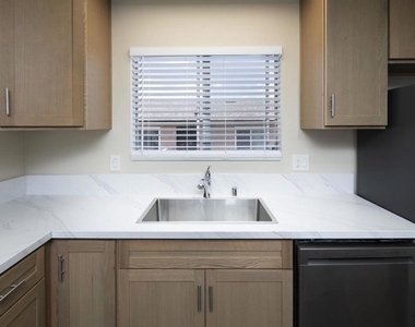 975 E Washington Ave - Photo Thumbnail 11
