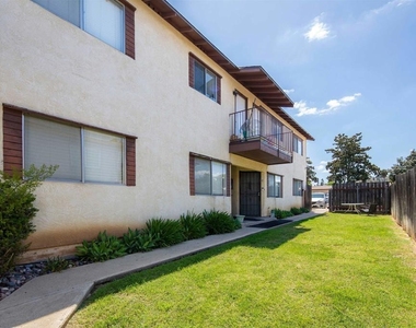 975 E Washington Ave - Photo Thumbnail 5
