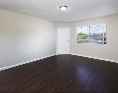 975 E Washington Ave - Photo Thumbnail 9