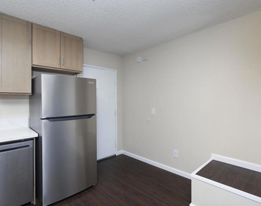 975 E Washington Ave - Photo Thumbnail 12