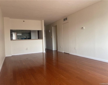4 Martine Avenue - Photo Thumbnail 7