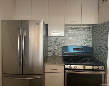 4 Martine Avenue - Photo Thumbnail 6