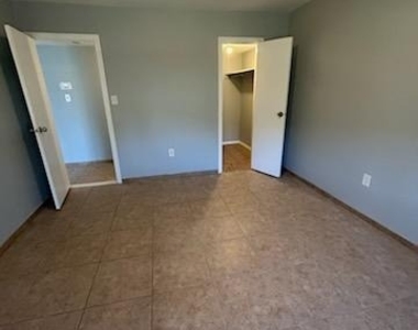 212 N Oaks Boulevard N - Photo Thumbnail 5