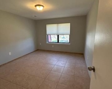 212 N Oaks Boulevard N - Photo Thumbnail 4