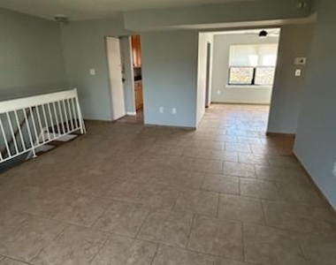 212 N Oaks Boulevard N - Photo Thumbnail 7