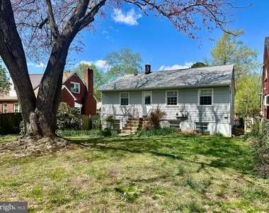 1316 Rowe Street - Photo Thumbnail 3