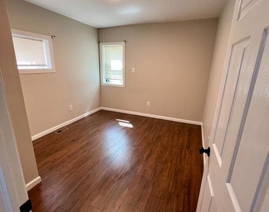 3904 Aspen Street - Photo Thumbnail 9