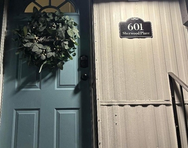 601 Sherwood Place - Photo Thumbnail 17