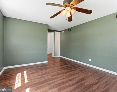 411 Chapel Ave E - Photo Thumbnail 5
