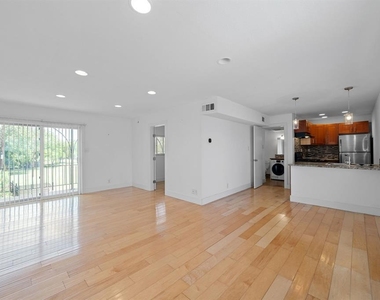 1313 E 52nd St - Photo Thumbnail 3