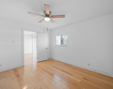 1313 E 52nd St - Photo Thumbnail 8