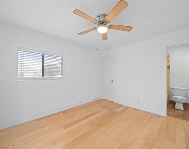 1313 E 52nd St - Photo Thumbnail 10