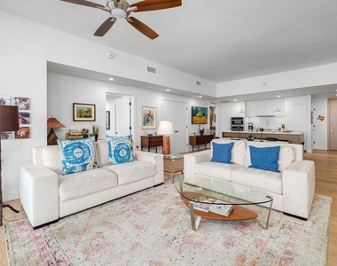 70 Rainey St - Photo Thumbnail 4