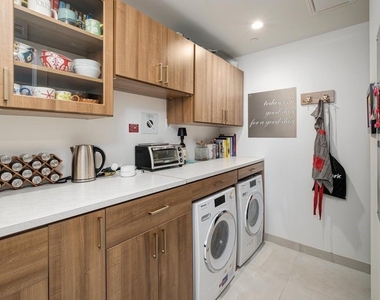 70 Rainey St - Photo Thumbnail 9
