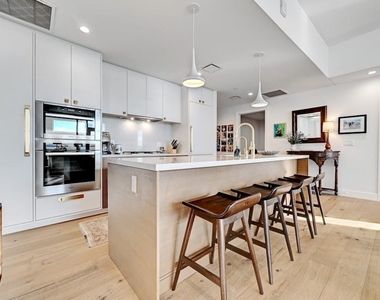 70 Rainey St - Photo Thumbnail 10